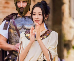 Đỉnh như Địch Lệ Nhiệt Ba, đang dạo chơi trên phố bỗng được mời làm 'vương hậu' ở Croatia vì nhan sắc quá xinh đẹp