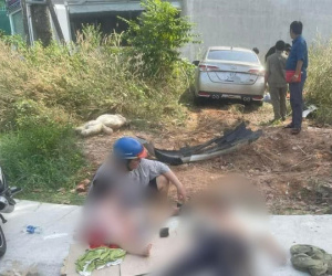 2 xe máy văng vào lề đường sau va chạm kinh hoàng với ô tô, 3 người bị thương