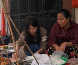 Rủ nhau đến quán gánh hơn 40 năm ở Hà thành, vừa ăn vừa xuýt xoa chảy nước mắt