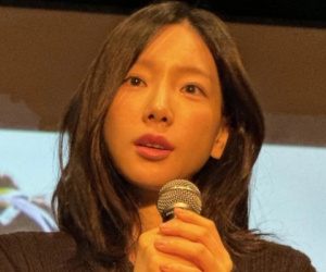 Taeyeon (SNSD) bất ngờ bị 1 người đàn ông ném album trước mặt, la hét đòi số điện thoại