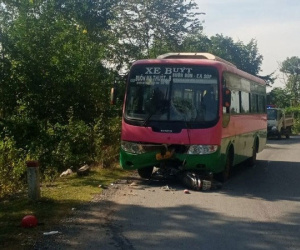 Xe máy tông trực diện vào xe buýt, 2 bố con tử vong