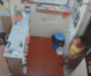Clip: Nghi ghen tuông, vợ châm lửa thiêu chồng ngay giữa cửa hàng
