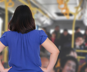 Đòi nhường chỗ không được, nữ sinh dọa 'xiên' những vị khách trên xe buýt