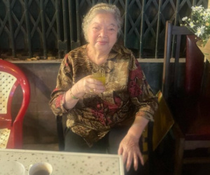 Nữ diễn viên 85 tuổi thích ngồi quán nước chè cắn hạt dưa, tâm sự bạn bè bất ngờ được phong NSƯT
