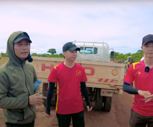 'Đại gia' tặng quà cho hàng trăm người dân ở Quang Linh Farm, biết danh tính lại càng cảm kích