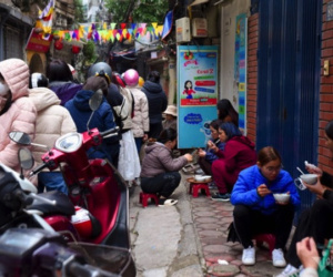 Khách 'canh giờ' xếp hàng, lặn lội chục km chờ ăn bánh trôi tàu ở vỉa hè Hà Nội