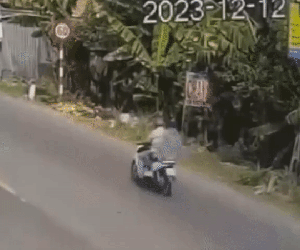 Clip: Chồng bất ngờ đâm vợ dã man khi đang chở nhau trên đường