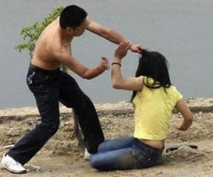 Ghen tuông, chồng cầm đá phang liên tiếp vào đầu vợ ... làm hòn đá bị vỡ làm đôi