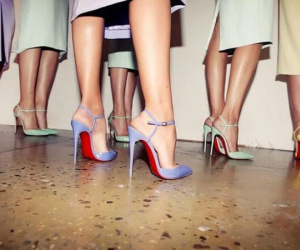Bí mật đôi giày cao gót đế đỏ gần 150 triệu đồng của Louboutin