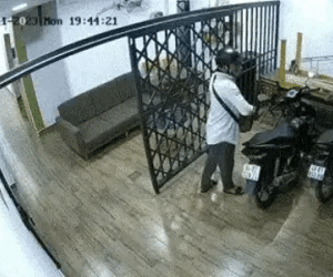 Clip: Trộm xe máy 'diễn như thật' khiến người thuê trọ mở toang cửa chào đón
