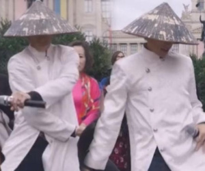 Nam ca sĩ Vpop mặc áo dài, đội nón lá trình diễn ở nước ngoài: Phản ứng khán giả khiến ai cũng bất ngờ