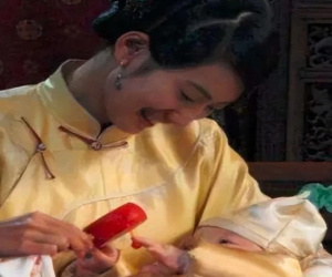 Tại sao phụ nữ thời xưa rõ ràng có thể cho con bú, nhưng các gia đình giàu thường thuê bà vú về nuôi con?