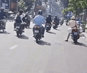 Tạm đình chỉ công tác CSGT dùng chân đạp người đi xe máy ở TPHCM