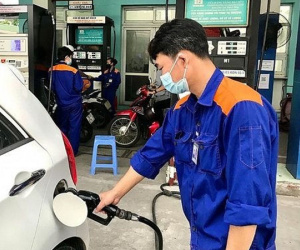 Vì sao giá xăng giảm một mạch xuống gần 20.000 đồng/lít?