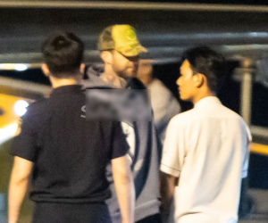 Maroon 5 đổ bộ Phú Quốc bằng chuyên cơ giữa đêm, thủ lĩnh Adam Levine thần thái siêu sao áp đảo