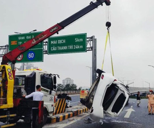 Tài xế ô tô buồn ngủ, tông hai xe máy rồi lật ngửa ở đường Vành đai 3 trên cao