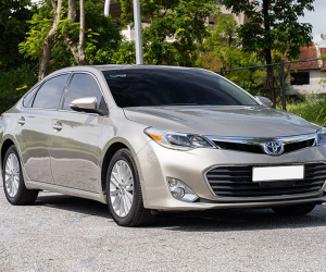 Toyota Avalon chạy 9 năm ở Việt Nam, đắt ngang ngửa Camry "đập hộp"