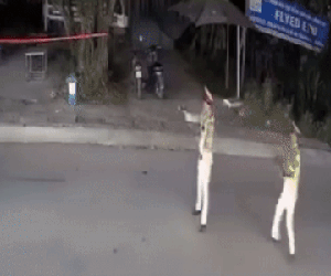Hai CSGT bị ô tô húc văng khi đang kiểm tra, xử lý vi phạm nồng độ cồn