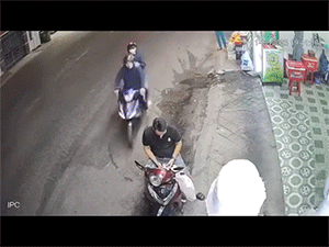 Người đàn ông bị cướp khi đang chờ người thân mua đồ ăn