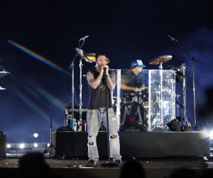 Maroon 5 bùng nổ trên sân khấu Việt Nam, Adam Levine cởi áo khoe body khiến fan hét khản cổ