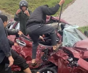 Cạy cửa cứu nhiều người bị thương trong chiếc ô tô bẹp dúm bên đường