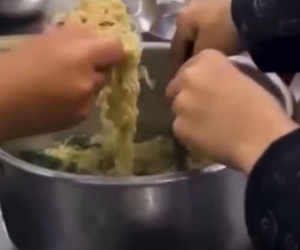 Trường bị tố cho 11 em ăn chung 2 gói mì tôm chan cơm: Đình chỉ hiệu trưởng