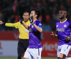 Văn Quyết ghi bàn giúp Hà Nội FC thắng trận derby thủ đô