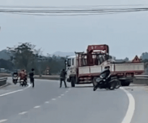 Điều tra nhóm thanh niên cầm gậy bao vây, đập vỡ kính xe tải trên quốc lộ