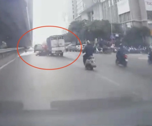 Truy tìm tài xế ô tô cố tình tông ngã xe máy rồi bỏ chạy