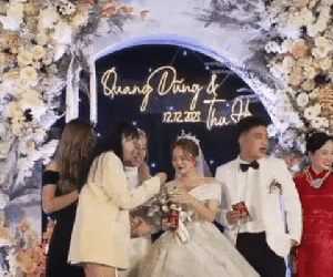 Sự cố hi hữu trong đám cưới Đặng Thu Hà: Khách mời làm mất nhẫn phải "mò vàng" trên sân khấu, giờ chưa biết kết cục ra sao!