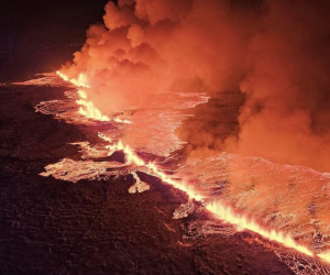 Cận cảnh dòng dung nham khi núi lửa ở Iceland phun trào dữ dội