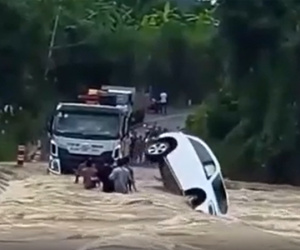 Trục vớt ôtô Mercedes bị nước cuốn trôi dưới sông hơn 1km