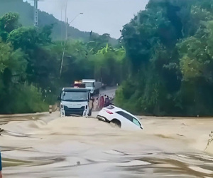 Ô tô Mercedes bị lũ cuốn trôi khi qua cầu tràn