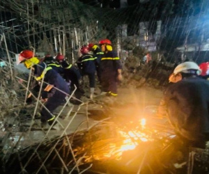 Cảnh sát dò âm, cắt thép, đào bê tông tìm nạn nhân vụ sập giàn giáo