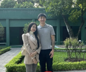 Đoàn Văn Hậu chấn thương phải đeo nẹp chân vẫn tung tăng khắp nơi cùng Doãn Hải My, lộ thái độ cực kì 'nể vợ'
