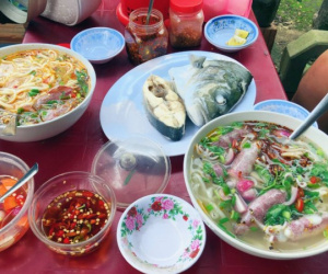 Bánh canh cá, mực bình dân giá đến 200 nghìn đồng/tô, khách xếp hàng chờ ăn