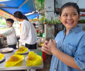 Quán bánh xèo hot nhất Sài Gòn lúc này: Bé gái 11 tuổi đã làm 'bếp trưởng', nghỉ học nuôi 2 em nhỏ mồ côi