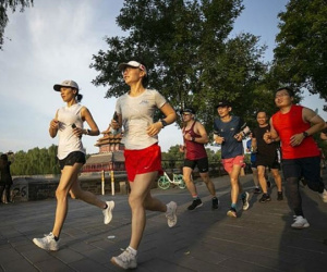 Bị cắt thưởng Tết nếu không chạy đủ 50km mỗi tháng