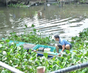Mẹ nhẫn tâm thả con trai mới sinh xuống sông