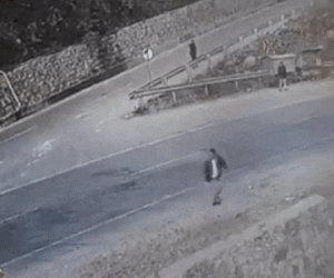 Ô tô lật nghiêng trượt trên đường, người đi bộ 'chạy' né vội
