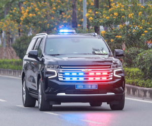 Xe ưu tiên đang bật đèn, còi có được đi ngược chiều?