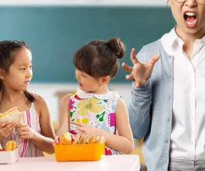 Giáo viên phạt nữ sinh tự tát vào mặt khi bị phát hiện ăn quà vặt trong lớp, còn xúi nam sinh đánh các bạn nữ nếu ai không hợp tác