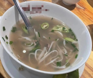 Thực khách phát hiện 'vật thể lạ' nghi là chân chuột, cách xử lý của hàng phở nổi tiếng Hà Nội gây phẫn nộ
