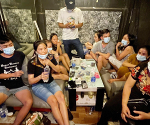 Triệt phá 'sòng bạc quý bà' trong quán nước ở TP.HCM