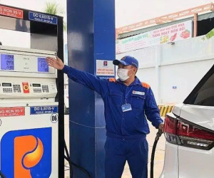 Giá xăng 'quay đầu' đồng loạt tăng cao