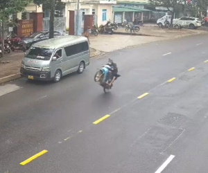 CLIP: 2 thanh niên dương tính với ma túy, chạy xe máy bốc đầu 'làm xiếc' trên đường