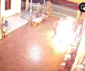 Người phụ nữ đang nằm võng thì bị chồng 'hờ' tưới xăng đốt