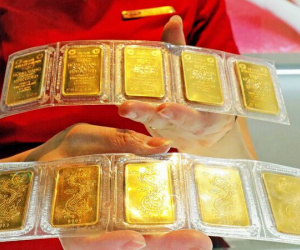 Vàng SJC vọt lên 77 triệu đồng/lượng