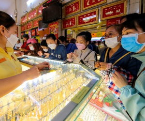 Giá vàng tăng vọt qua 77 triệu, 'chỉ cần thông tin cho nhập, giá vàng xuống ngay'