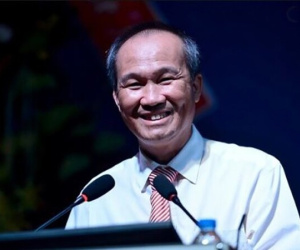Chân dung đại gia Việt lừng lẫy từng là tiểu thương buôn hoa quả, để tài sản 'khủng' cho con trai chưa từng lộ diện